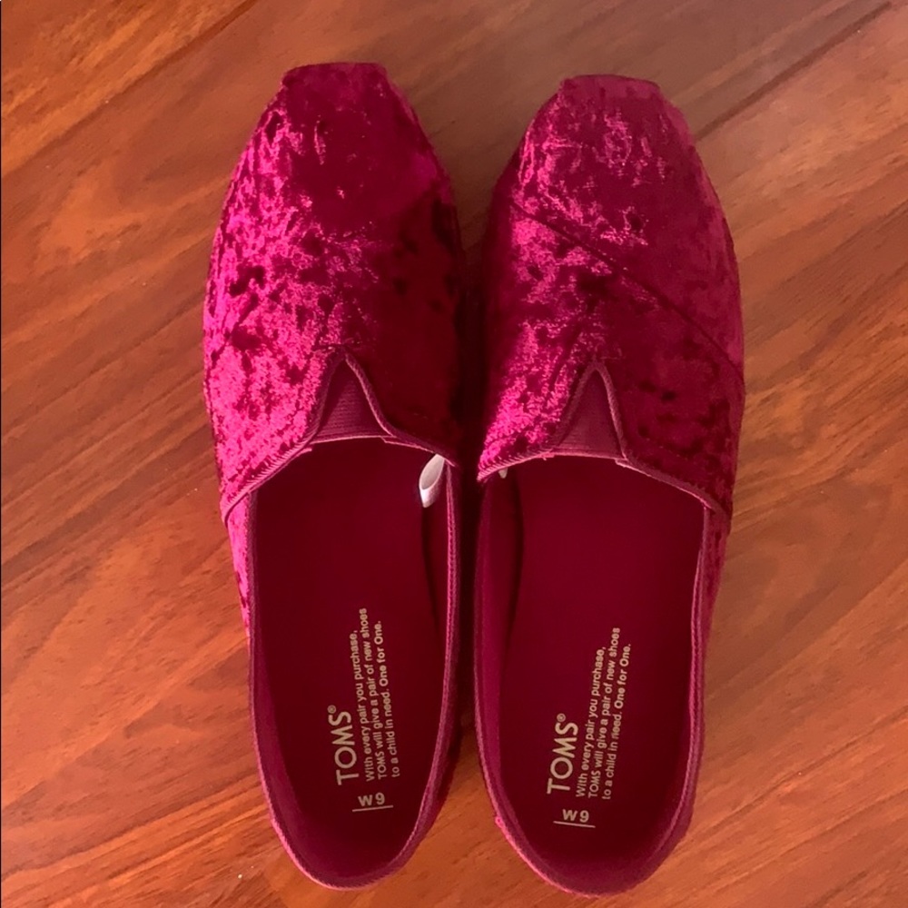 Sz 9 TOMS Classic shoe in red crushed velvet NEW